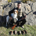Adrián Chico, con su perro tras una buena jornada de caza. P. V.