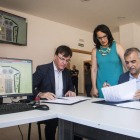 Teresa Mata, entre el presidente de la CHD y el alcalde en el momento de recibir la obra. F. OTERO
