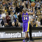 Kobe Bryant saluda a los espectadores tras batir la marca de Michael Jordan, este domingo, en el partido entre los Lakers y los Timberwolves.