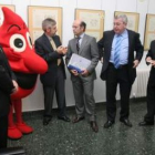 Políticos y médicos, con la gota de los donantes, antes de que comenzara la asamblea general de la h