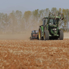 Un tractor realizando labores agrícolas en un campo de cultivo de la provincia de León. Jesús F. Salvadores