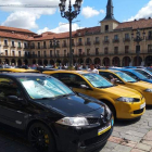 Decenas de coches Renault se dieron cita en la plaza Mayor. DL