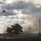 Un helicóptero lucha contra el fuego en Oteruelo.