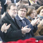 Mariano Rajoy y Carles Puigdemont, entre otras autoridades, en el acto de reconocimiento a las víctimas del accidente de GermanWings.