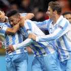 Saviola y Joaquín felicitan a Eliseu, autor del gol del Málaga.