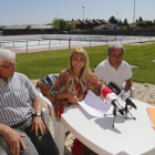 Gancedo, junto a Miguel Flórez y Abel Iglesias, ayer en las piscinas.