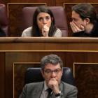 Pablo Iglesias e Irene Montero, de Unidos-Podemos, hablan en el Congreso de los Diputados.