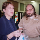 El espía istaelí Jonathan Pollard junto a la misnitrs israelí de Comunicación Limor Livnat, en 1997.