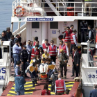 Los refugiados llegan al puerto de Dikili (Turquía) provenientes de la isla de Lesbos. TOLGA BOZOGLU
