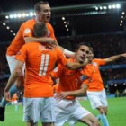 Los holandeses lo celebran con su compañero Robin van Persie, que anotó el segundo gol ante Francia