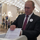 Vladimir Putin votando el domingo.