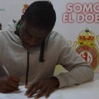 El mediocentro Jhegson Sebastián Méndez estampa la firma en su contrato con la Cultural, tal y como informaba en la edición de ayer este periódico.