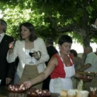 El momento más solemne, la firma del convenio bajo una carpa