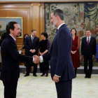 El nuevo Vicepresidente de Derechos Sociales y Agenda 2030, Pablo Iglesias (i) saluda al rey Felipe VI (d) tras jurar su cargo en un acto celebrado en el Palacio de Zarzuela en Madrid este lunes 13 de enero de 2020. EFE/Emilio Naranjo POOL