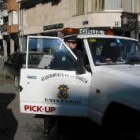 Un agente realiza un servicio con la grúa municipal
