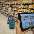 Un usuario consulta la 'app' de un supermercado.