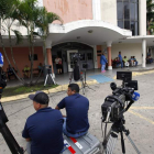 Periodistas a las puertas del hospital en el que murió. A. BOLÍVAR