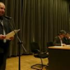 El párroco, Anesio Iglesias, con Luis Pastrana y Jesús Cadórniga, de la comisión del centenario