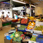 Puesto de frutas y verduras en el Mercado del Conde de León. CUEVAS