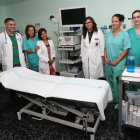 Los doctores Pérez Galindo, Rubén Díez Rodríguez, Rocío Castillo y Cristina Pisabarros, junto a otros profesionales del área de Digestivo. ANA F. BARREDO