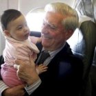 Vargas LLosa, ayer con su nieta Anais en el avión.