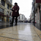 El piso de la calle Ancha presenta gran cantidad de quejas por los resbalones. RAMIRO