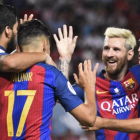 Suárez, Messi y Denis felicitan a Munir después del segundo gol del Barça en Sevilla.