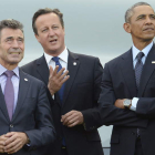 Rasmussen, Cameron y Obama observan varios aviones militares ayer en Newport.