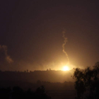 Tropas israelíes lanzando bengalas hacia la Franja de Gaza, vista desde Sderot. ABIR SULTAN