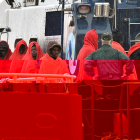Llegada de 36 personas rescatadas por Salvamento Marítimo al puerto de Almería.