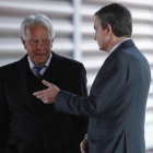 Los expresidentes del Gobierno Felipe González y  José Luis Rodríguez Zapatero, conversan en el Museo Nacional Centro de Arte Reina Sofía la pasada semana.
