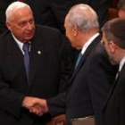 Ariel Sharón y Simón Peres se estrechan la mano