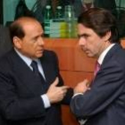 Silvio Berlusconi conversa con Aznar al inicio de la cumbre para debatir el reparto de poder