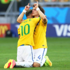 Neymar y David Luiz, abrazados, rezan tras superar una tanda de penaltis dramática ante Chile que les ha llevado hasta los cuartos de final frente a Colombia.