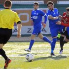 Ramiro, a la derecha, frena el avance de un jugador del Béjar Industrial.