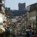Vista general de una calle de Bragança con el castillo al fondo