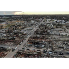 Mayfield, tras el paso de una oleada de 32 tornados que arrasó 320 kilómetros en cinco estados de EE UU. TANNEN MAURY