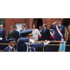 Don Felipe y doña Letizia, acompañados del resto de autoridades, en un momento del desfile en la Aca