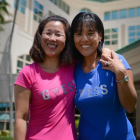 Las hermanas Holly Hoyle O'Brien (izquierda) y Megan Hugues posan juntas ante el hospital de Sarasota donde trabajan y donde se han reencontrado.