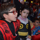 Unos niños observan atentos el espectáculo con el que terminó el desfile infantil de Valencia. medina