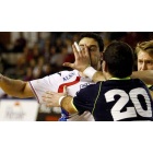 El canterano Iosu Goñi recibe un golpe en la cara del jugador del Cangas Daniel Cerqueira, uno de los mejores jugadores del equipo gallego.