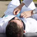 Simulación de una reanimación con masaje cardíaco a un paciente sin pulso. RAMIRO