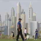 Woods, en un momento de su recorrido, con el 'skyline' de Dubai al fondo.