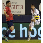 Ángel Di María trata de controlar el balón ante Kike Sola.
