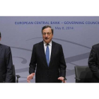 El vicepresidente del BCE, Vitor Constancio; el presidente Mario Draghi; y el Gobernador del banco central belga, Luc Coene.
