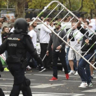 Hinchas del Legia se enfrentan a la policía en Madrid.