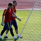 Iker Casillas, en primer término, dejará su sitio en la portería a Valdés ante Chile.