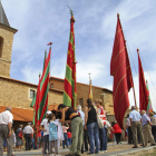 Nueve pendones se citaron en el parque del Val para peregrinar hasta la iglesia de la localidad.