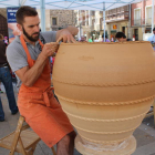 Carlos Rodríguez, alfarero de Pereruela, termina de levantar la pieza gigante de la feria. A. VALENCIA