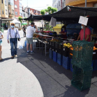 Imagen de archivo de la apertura del mercado de La Bañeza tras el desconfinamiento. A. R.